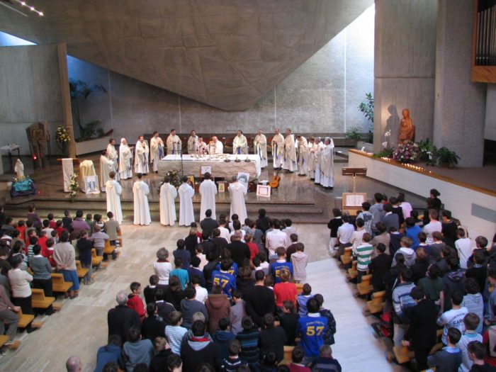 Dans l'Eglise, de nombreuses communautés ou mouvements reconnaissent dans la figure de Marthe Robin une grande source d'inspiration