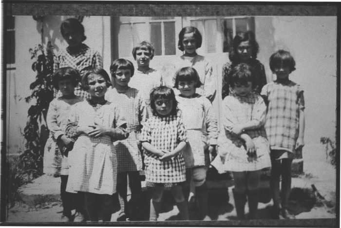 Premières élèves de l'école des filles de Châteauneuf-de-Galaure, en 1934