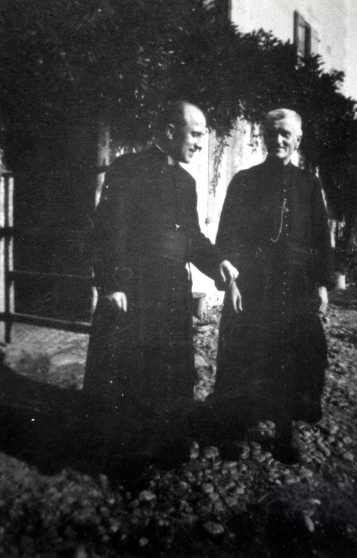 Le père Georges Finet et le père Georges Faure, devant la ferme de la famille Robin