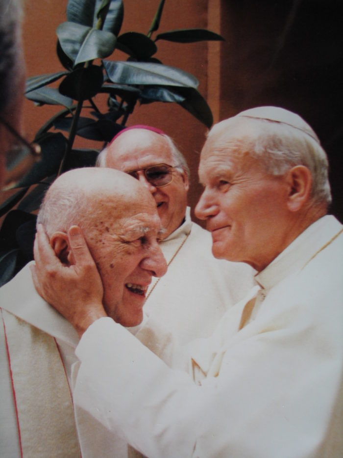 Le père Georges Finet et le pape Jean-Paul II